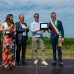 Evento premiazione di vini biologici con Prosecco DOCG. Conegliano Valdobbiadene sullo sfondo.