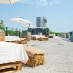 Area esterna con tavoli rustici e decorazioni, ideale per degustazioni di Prosecco DOCG biologico.