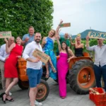 Gruppo festoso celebra Prosecco DOCG biologico e Perlage a Conegliano Valdobbiadene.