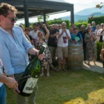 Sabrage di Prosecco DOCG Perlage a evento Conegliano Valdobbiadene, celebrazione vini biologici.