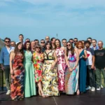 Gruppo posa in vigneto Conegliano Valdobbiadene, atmosfera di Prosecco DOCG e vini biologici.