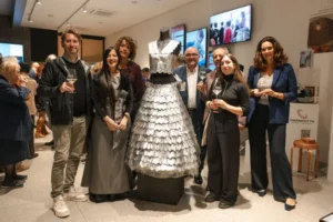 Gruppo brinda con Prosecco DOCG. Spicca vestito di materiali riciclati, in evento Perlage a Conegliano Valdobbiadene.