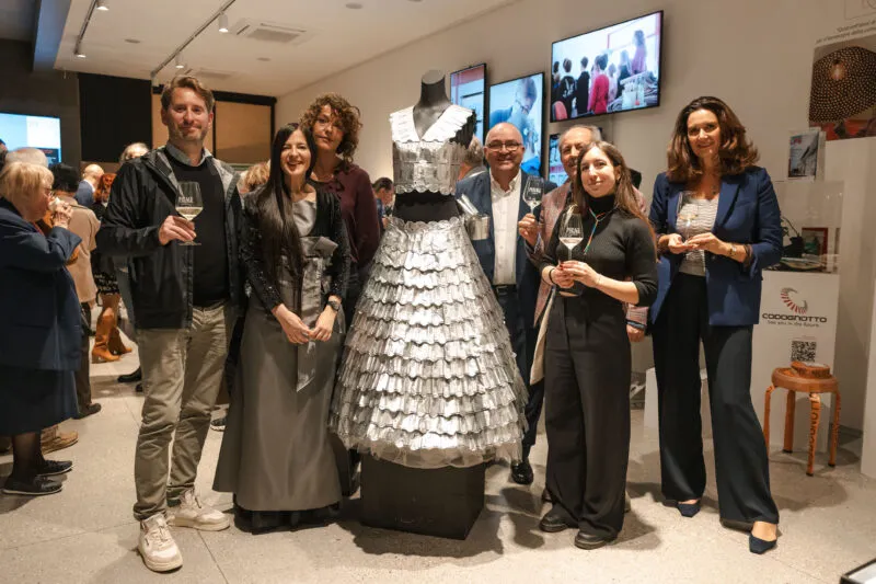 perlage-v-come-vegani Gruppo brinda con Prosecco DOCG. Spicca vestito di materiali riciclati, in evento Perlage a Conegliano Valdobbiadene.