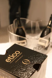 Bottiglie di Prosecco DOCG nel secchiello per il ghiaccio e scatola Etico per vini biologici.