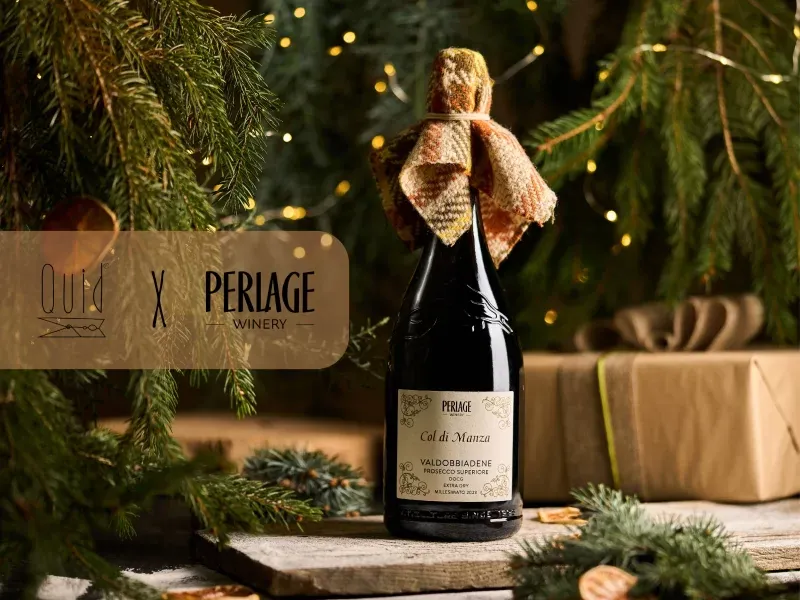 perlage-v-come-vegani Bottiglia di Prosecco DOCG Col di Manza, Valdobbiadene, biologico, Perlage Winery, in contesto natalizio.