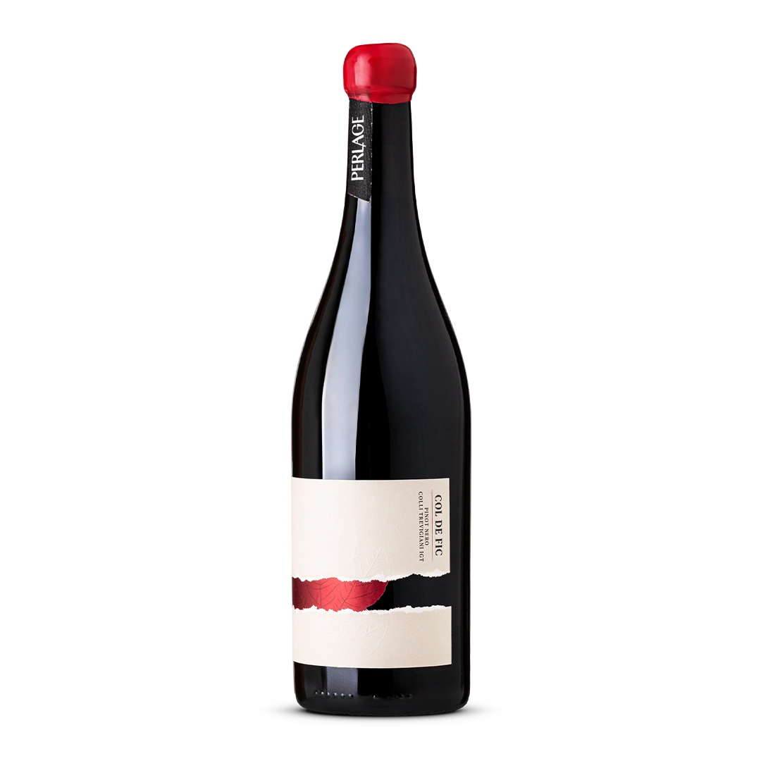 Bottiglia di vino bio Perlage, carattere rosso vibrante, legato all'eccellenza di Conegliano Valdobbiadene.